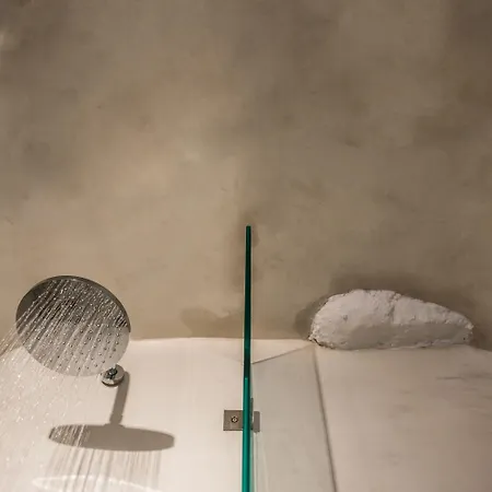 أون ذا روكس - سمول لوكشري هوتلز أوف ذا وورلد